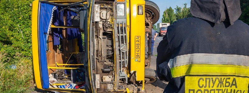На Полтавском шоссе фура столкнулась с автобусом: есть пострадавшие