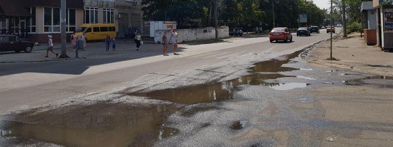 В Днепре на проспекте Петра Калнышевского прорвало канализацию