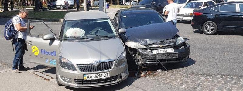 В Днепре на проспекте Яворницкого столкнулись Skoda и Chevrolet