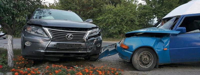 В Днепре на Широкой столкнулись "Таврия" и Lexus: есть пострадавшие