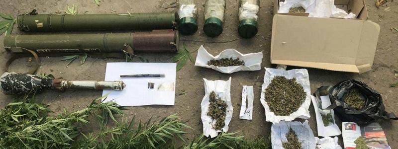 В Слобожанском у мужчины нашли запасы наркотиков, взрывчатку и пистолет