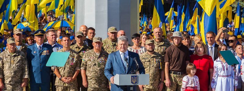 Выстрелы в воздух и извинения Порошенко: как над Днепром поднимали самый большой флаг Украины