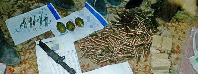 В Днепре у мужчины нашли склад оружия с гранатами и взрывчаткой
