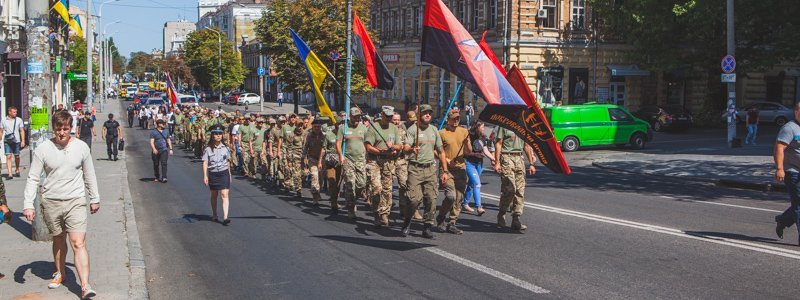 Десятки добровольцев прошли маршем по центру Днепра