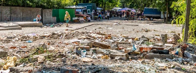 В Днепре продавцы снесенного рынка на Тополе продолжают торговать на развалинах