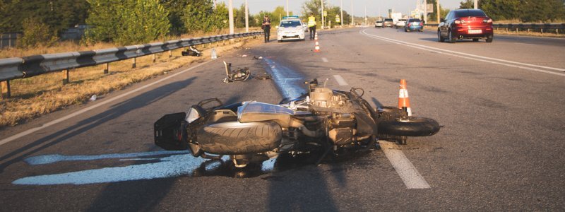 В Днепре на Полтавском шоссе автомобиль Citroen лоб в лоб столкнулся с мотоциклом: есть пострадавший