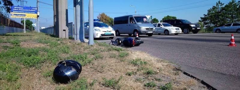 На Набережной Заводской столкнулись грузовик и скутер: пострадал мужчина