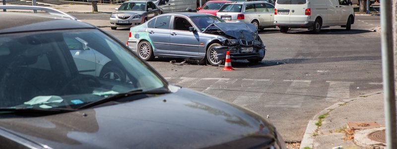 В Днепре на проспекте Поля столкнулись BMW и Mitsubishi: пострадал мужчина