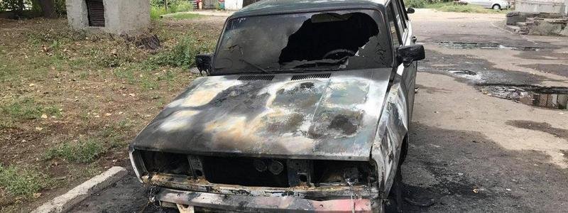 На Рабочей сгорел ВАЗ: владельцы авто уверены, что это - поджог