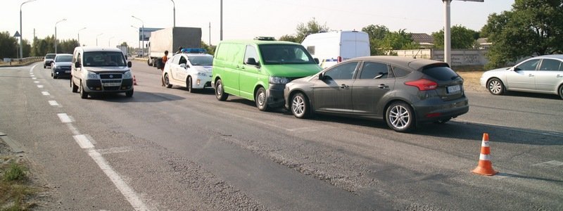 В Днепре на Полтавском шоссе возле ОККО столкнулись фура, Ford и инкассаторский автомобиль