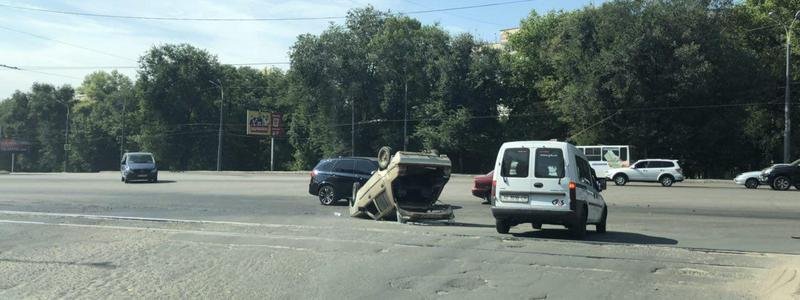 На Запорожском шоссе возле METRO столкнулись Lanos и ЗАЗ-1103: "Славута" перевернулась