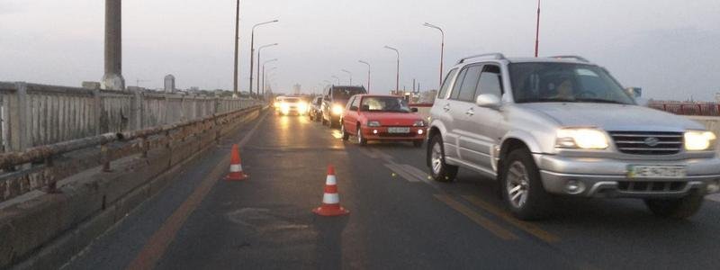 В Днепре на Новом мосту из-за тройного ДТП образовалась пробка: в машине была беременная