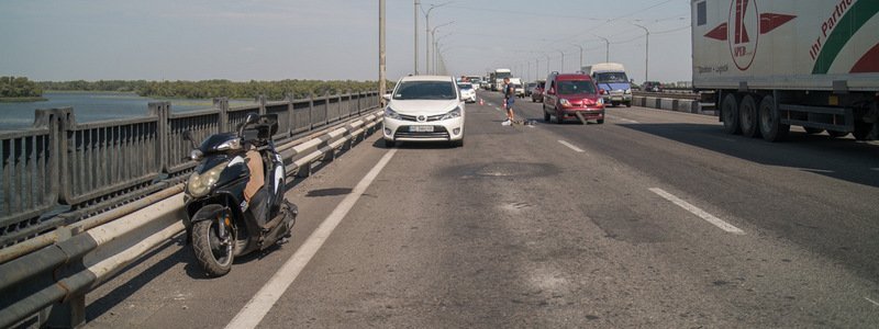 В Днепре на Кайдакском мосту Renault сбил скутериста: пострадал мужчина