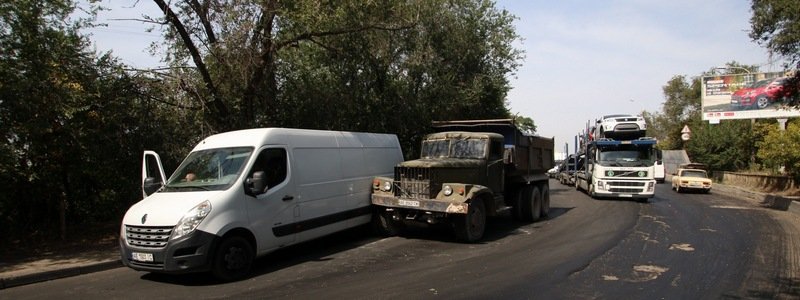 В Днепре на улице Щепкина "притерлись" КрАЗ и микроавтобус Renault: образовалась большая пробка