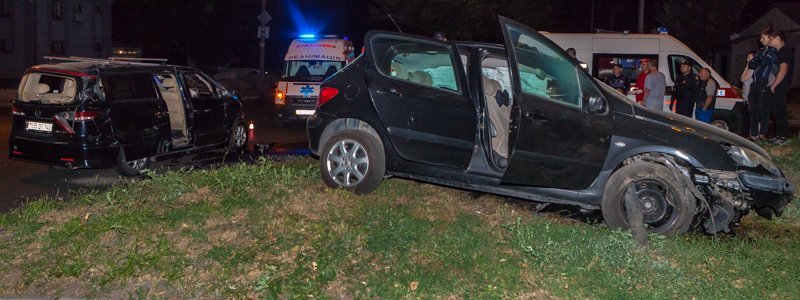 В Днепре на улице Владимира Антоновича столкнулись Honda и Peugeot: пострадали 4 человека