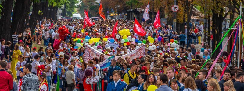 10000 участников и парализованное движение: как в Днепре прошло карнавальное шествие на День города