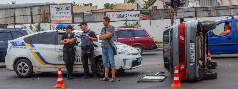 В Днепре на Янтарной Lada перевернулась от столкновения с Daewoo