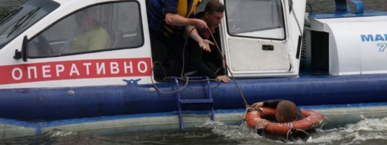 В День города в Днепре двое детей упали с парусников в реку