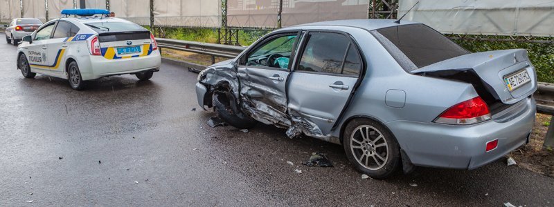 На Набережной Заводской столкнулись Mitsubishi и BMW: пострадали девушка и парень