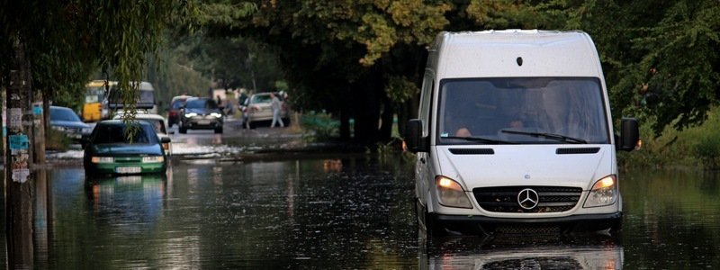 В Днепре затопило улицу Байкальскую: автомобили глохнут посреди дороги