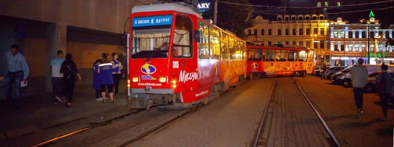 В Днепре возле ЦУМа трамвай сошел с рельсов: движение электротранспорта парализовано
