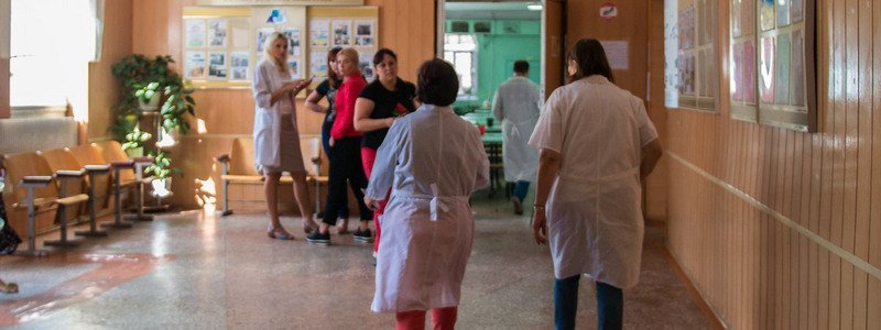 В школе № 62 в Днепре 18 детей попали в больницу с острой инфекцией: новые подробности