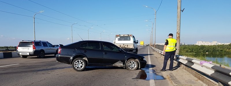 В Днепре на Кайдакском мосту автомобиль Skoda "потерял" колесо и врезался в отбойник