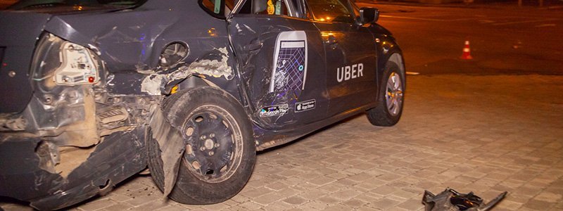 В Днепре на проспекте Поля столкнулись Mercedes и Uber: Mercedes врезался в столб, есть пострадавшие