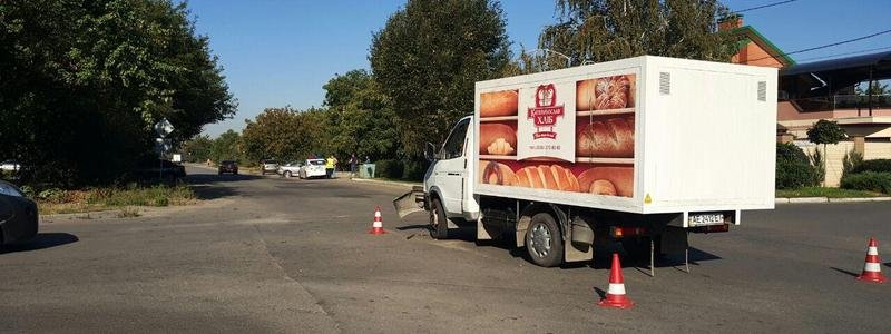 В Днепре на Образцова столкнулись ГАЗель с хлебом и Mazda: движение затруднено