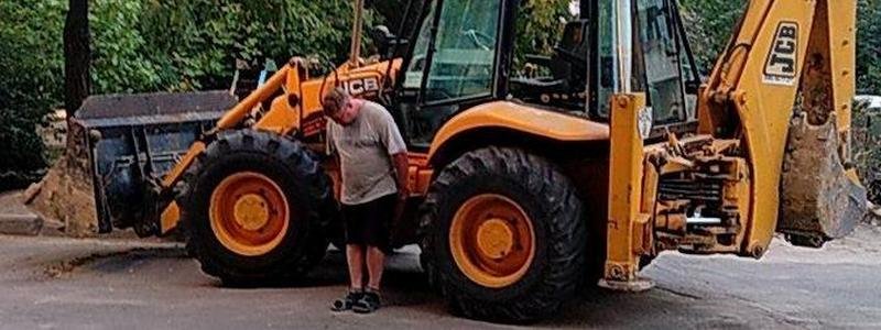 На Донецком шоссе пьяный мужчина катался на тракторе по дворам