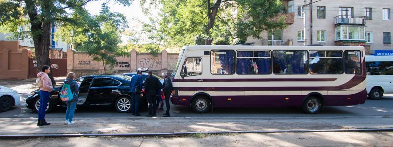 В Днепре на проспекте Пушкина автобус с детьми догнал Lexus