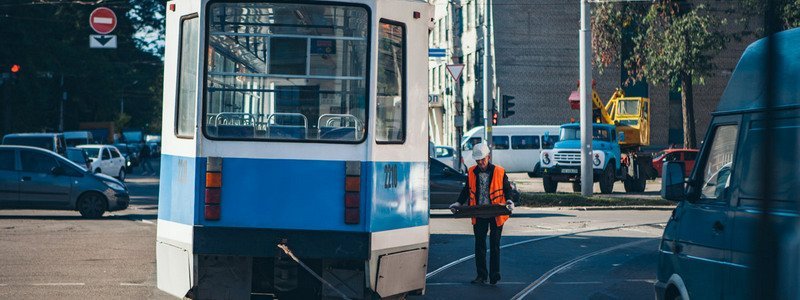 В Днепре на Шмидта трамвай сошел с рельсов: движение электротранспорта парализовано