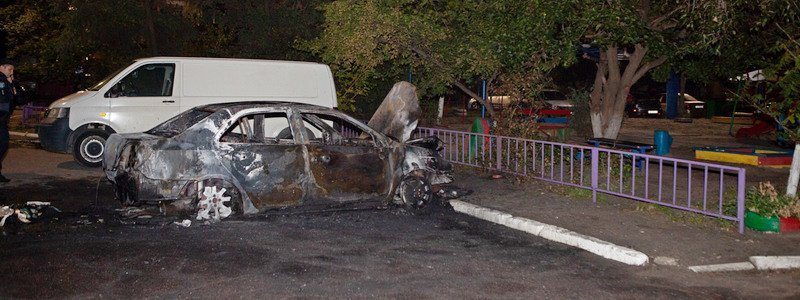 На Дементьева возле детской площадки сгорел автомобиль