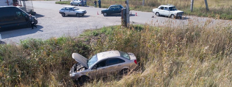 В Днепре Chevrolet вынесло в кювет: пострадал мужчина