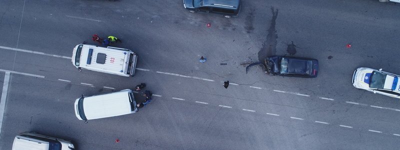 В Днепре на Набережной Заводской столкнулись Ford и Daewoo: пострадал мужчина