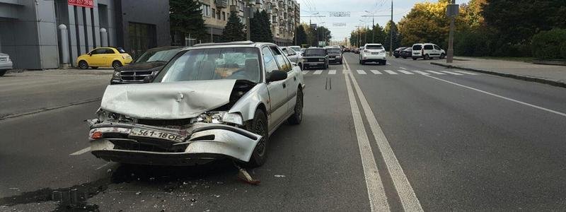 В Днепре на Сичеславской Набережной Honda «влетел» в три автомобиля: движение затруднено