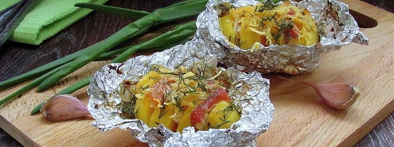 Полезные и вкусные рецепты: как приготовить картофель с беконом в фольге