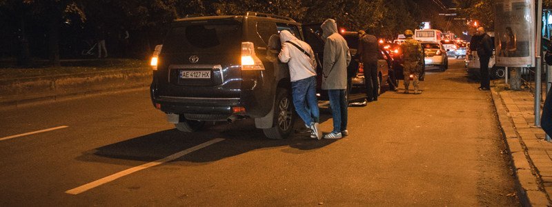 Люди в масках, обыск и пробка в центре Днепра: что происходило на Яворницкого
