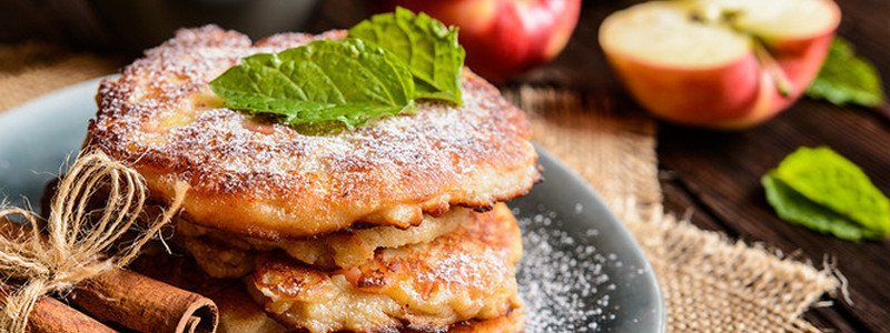 Полезные и вкусные рецепты: как приготовить творожные оладьи с яблоками