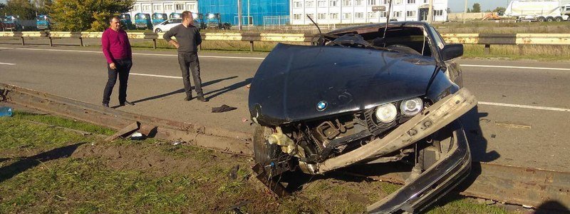 Возле Днепра BMW въехал в опору: пострадали двое детей