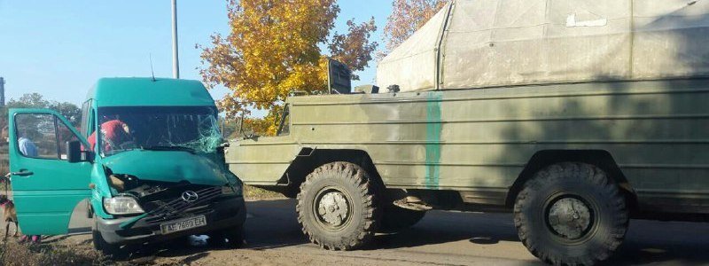 Возле Днепра военная техника столкнулась с маршруткой: пострадали три человека