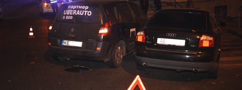 На Святослава Храброго не поделили дорогу Audi и Renault такси Uber