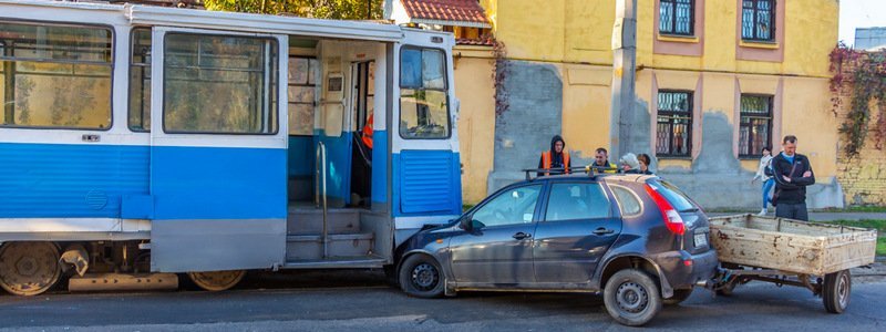 В Днепре на Академика Белелюбского Lada попала под трамвай