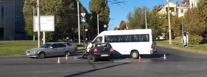В Днепре возле "Метеора" столкнулись Nissan и маршрутка с пассажирами: пострадала девушка