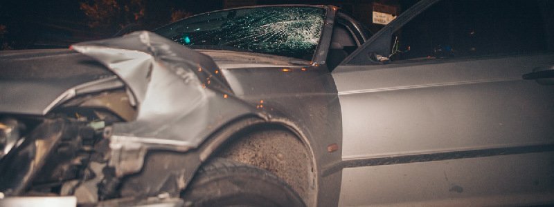 В центре Днепра пьяный водитель BMW ехал по встречной, сбил мужчину на тротуаре и пытался скрыться от полиции
