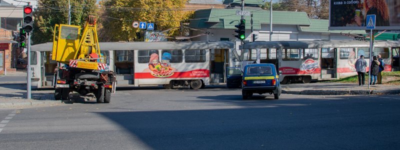 В Днепре сошел с рельсов трамвай: движение транспорта заблокировано 
