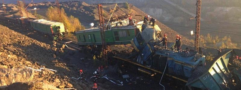 Под Днепром столкнулись два локомотива: погибли три человека, еще один в реанимации