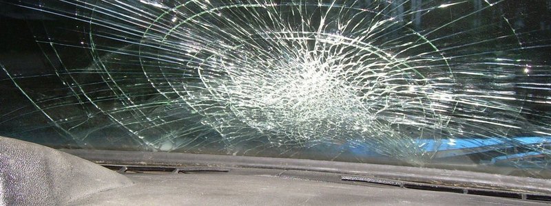 В Днепре в маршрутке № 121 женщина головой разбила лобовое стекло