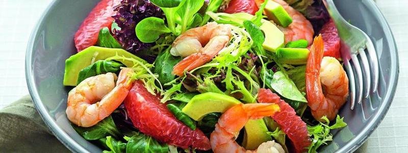 Полезные и вкусные рецепты: как приготовить легкий овощной салат с креветками