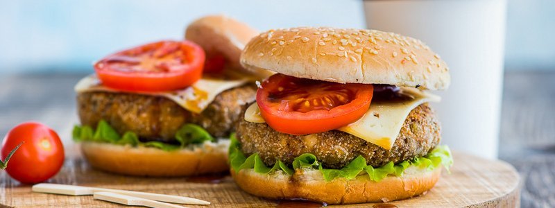Полезные и вкусные рецепты: как приготовить сочный бургер с говядиной